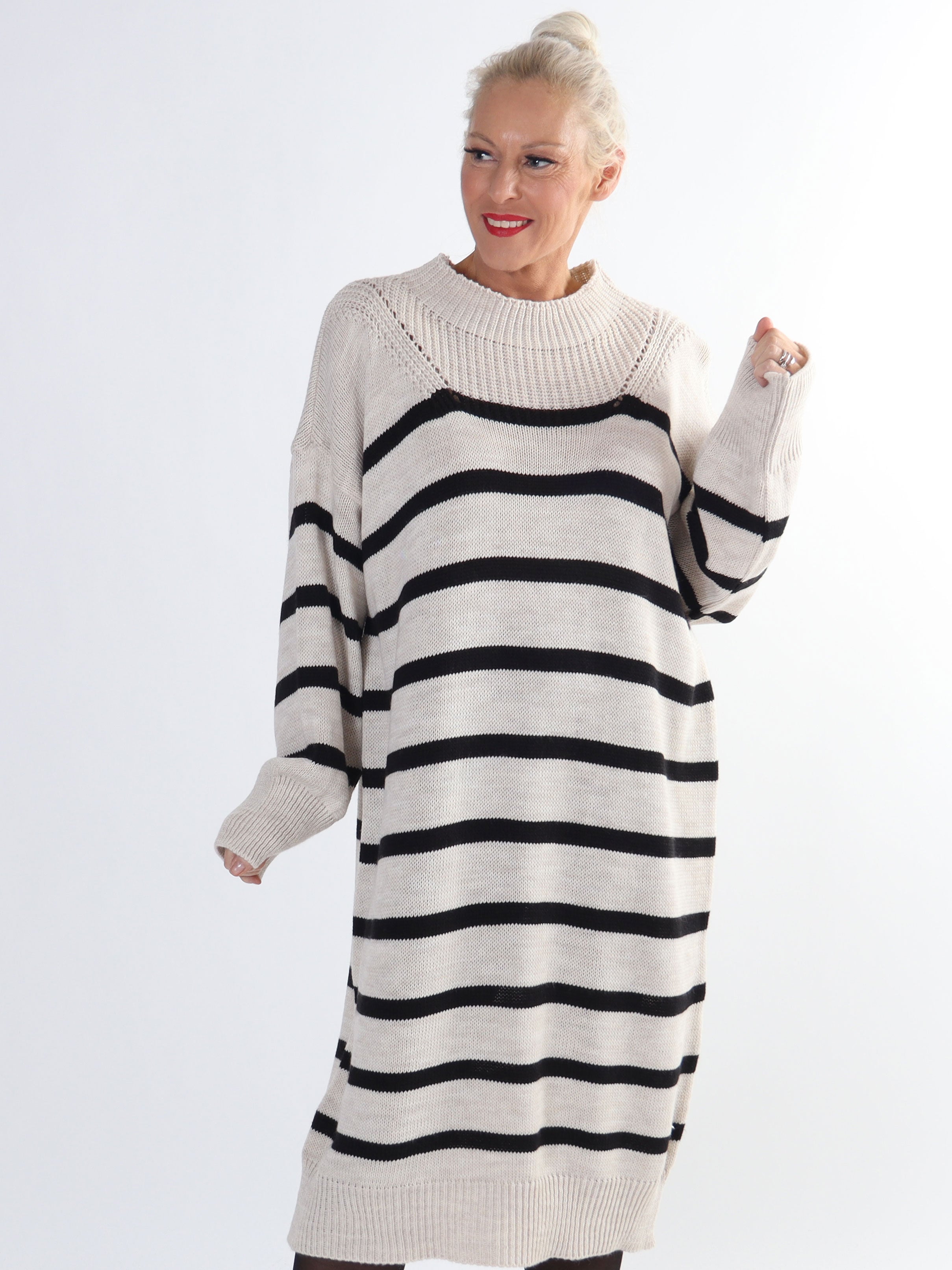 Ciara - Plus size strikkjole med striber